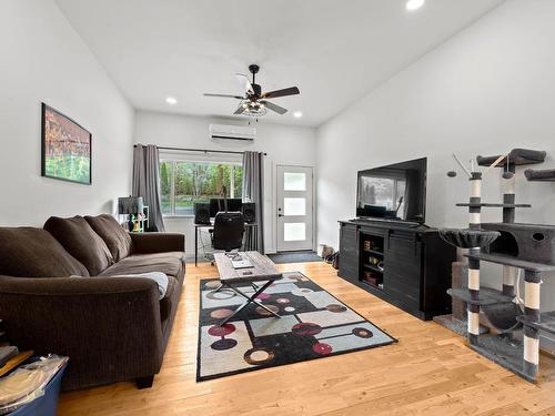 760 Yates Road, Kamloops, BC - Indoor Photo Showing Living Room