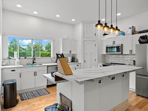 760 Yates Road, Kamloops, BC - Indoor Photo Showing Kitchen With Upgraded Kitchen