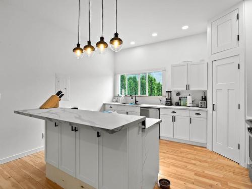 760 Yates Road, Kamloops, BC - Indoor Photo Showing Kitchen