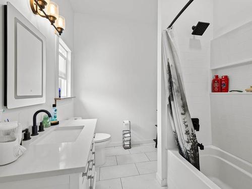 760 Yates Road, Kamloops, BC - Indoor Photo Showing Bathroom