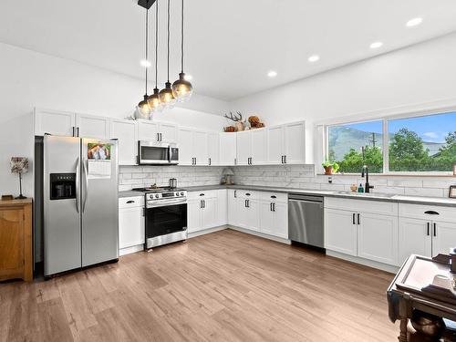 760 Yates Road, Kamloops, BC - Indoor Photo Showing Kitchen With Upgraded Kitchen