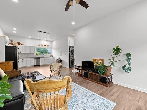 760 Yates Road, Kamloops, BC - Indoor Photo Showing Living Room