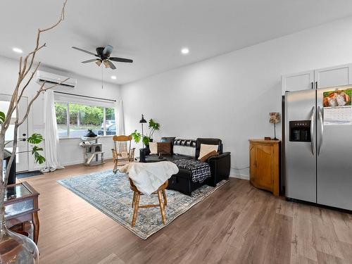 760 Yates Road, Kamloops, BC - Indoor Photo Showing Living Room