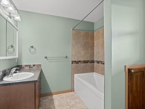 1170 Montgomery Place, Chase, BC - Indoor Photo Showing Bathroom