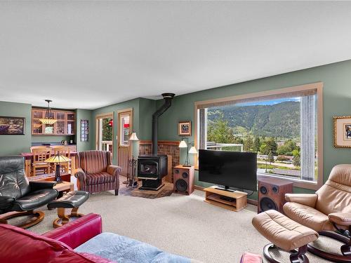 1170 Montgomery Place, Chase, BC - Indoor Photo Showing Living Room