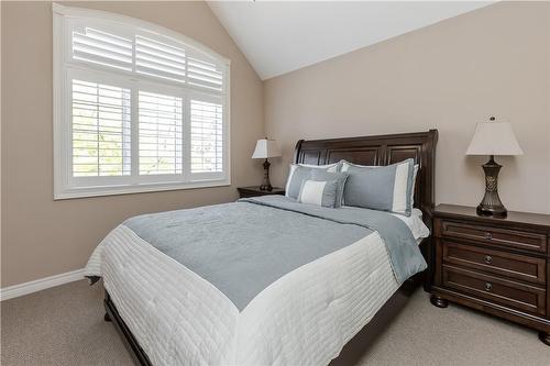 264 Dorchester Drive, Grimsby, ON - Indoor Photo Showing Bedroom