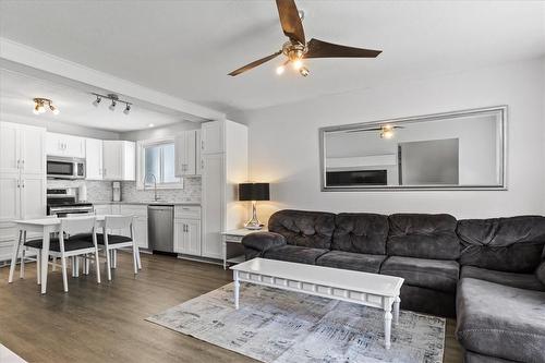 66 Silver Aspen Crescent, Kitchener, ON - Indoor Photo Showing Living Room