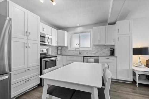 66 Silver Aspen Crescent, Kitchener, ON - Indoor Photo Showing Kitchen With Upgraded Kitchen