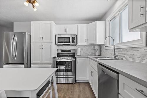 66 Silver Aspen Crescent, Kitchener, ON - Indoor Photo Showing Kitchen With Double Sink With Upgraded Kitchen