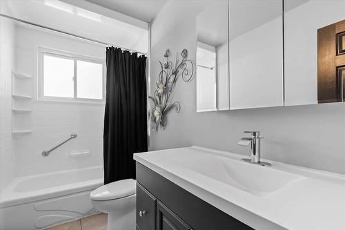 66 Silver Aspen Crescent, Kitchener, ON - Indoor Photo Showing Bathroom