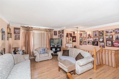 75 Hanover Place, Hamilton, ON - Indoor Photo Showing Living Room