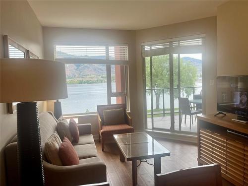 339-15 Park Place, Osoyoos, BC - Indoor Photo Showing Living Room