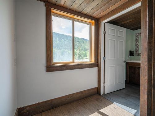 5689 97 Highway, Falkland, BC - Indoor Photo Showing Other Room