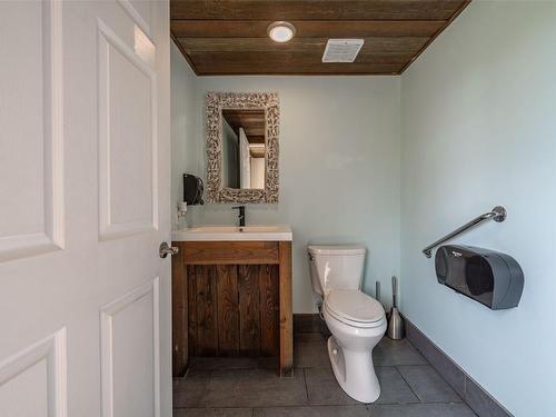 5689 97 Highway, Falkland, BC - Indoor Photo Showing Bathroom