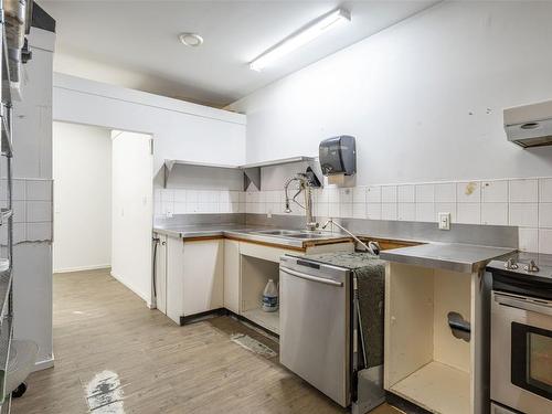 5689 97 Highway, Falkland, BC - Indoor Photo Showing Kitchen With Double Sink