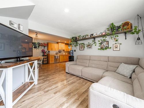 5689 97 Highway, Falkland, BC - Indoor Photo Showing Living Room