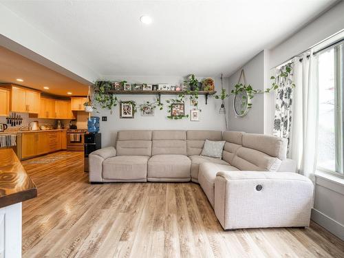 5689 97 Highway, Falkland, BC - Indoor Photo Showing Living Room