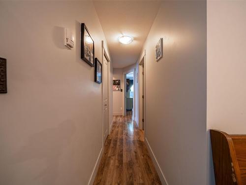 5689 97 Highway, Falkland, BC - Indoor Photo Showing Other Room