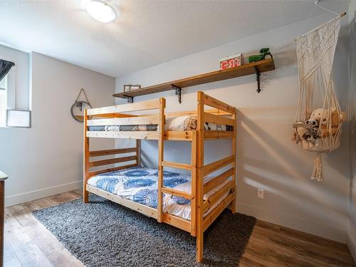 5689 97 Highway, Falkland, BC - Indoor Photo Showing Bedroom