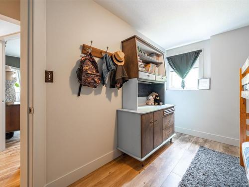 5689 97 Highway, Falkland, BC - Indoor Photo Showing Other Room