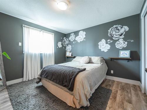 5689 97 Highway, Falkland, BC - Indoor Photo Showing Bedroom