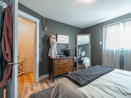 5689 97 Highway, Falkland, BC - Indoor Photo Showing Bedroom