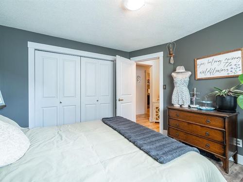 5689 97 Highway, Falkland, BC - Indoor Photo Showing Bedroom