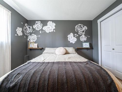 5689 97 Highway, Falkland, BC - Indoor Photo Showing Bedroom