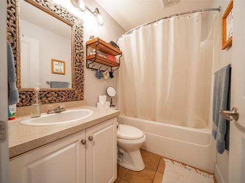 5689 97 Highway, Falkland, BC - Indoor Photo Showing Bathroom