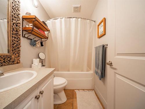 5689 97 Highway, Falkland, BC - Indoor Photo Showing Bathroom