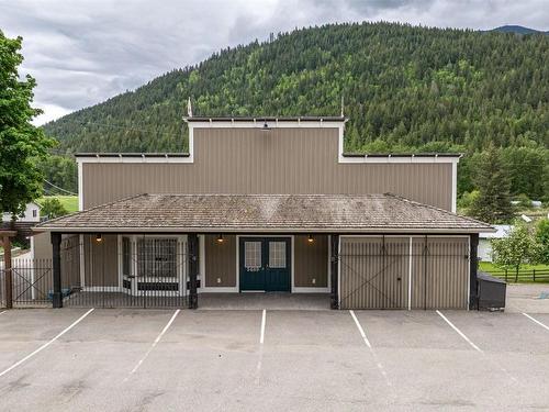 5689 97 Highway, Falkland, BC 