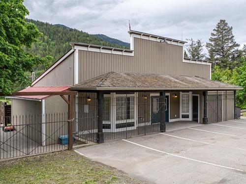 5689 97 Highway, Falkland, BC 