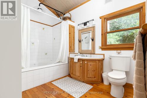 22-26Lm Taylor Island, Gravenhurst, ON - Indoor Photo Showing Bathroom