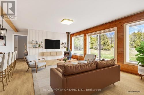 6135 Second Line, Erin, ON - Indoor Photo Showing Living Room