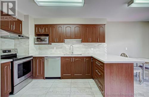 555 Loretta Court, Mississauga, ON - Indoor Photo Showing Kitchen With Double Sink