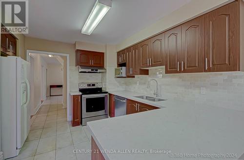 555 Loretta Court, Mississauga, ON - Indoor Photo Showing Kitchen With Double Sink