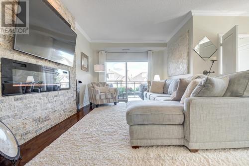 209 - 5070 Fairview Street, Burlington, ON - Indoor Photo Showing Living Room