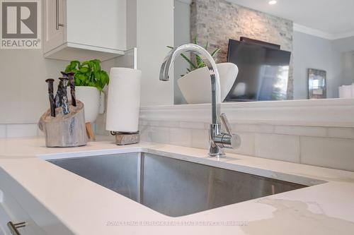 209 - 5070 Fairview Street, Burlington, ON - Indoor Photo Showing Kitchen