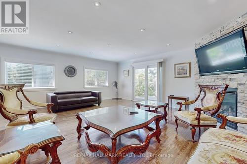 2 Newman Avenue W, Richmond Hill, ON - Indoor Photo Showing Living Room