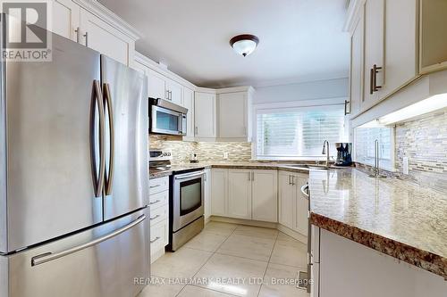 2 Newman Avenue W, Richmond Hill, ON - Indoor Photo Showing Kitchen With Upgraded Kitchen