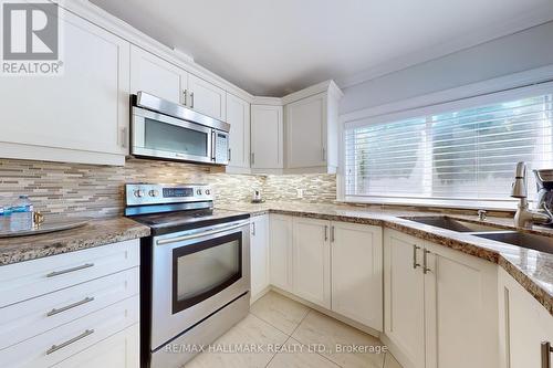 2 Newman Avenue W, Richmond Hill, ON - Indoor Photo Showing Kitchen With Upgraded Kitchen