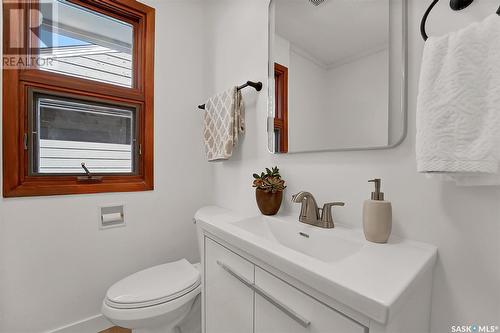 1609 Cumberland Avenue S, Saskatoon, SK - Indoor Photo Showing Bathroom