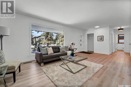 1609 Cumberland Avenue S, Saskatoon, SK - Indoor Photo Showing Living Room