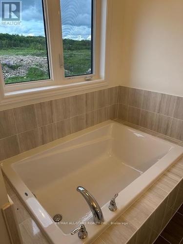 34 Hillcroft Way, Kawartha Lakes, ON - Indoor Photo Showing Bathroom