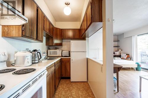 3725 Renfrew Street, Vancouver, BC - Indoor Photo Showing Kitchen With Double Sink
