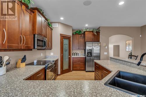 303 Brookside Drive, Warman, SK - Indoor Photo Showing Kitchen With Upgraded Kitchen