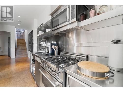 1180 Stoneypointe Court, Kelowna, BC - Indoor Photo Showing Kitchen With Upgraded Kitchen