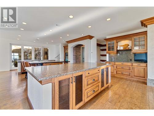 1180 Stoneypointe Court, Kelowna, BC - Indoor Photo Showing Kitchen With Upgraded Kitchen