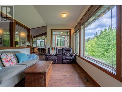 250 1St Avenue, Christina Lake, BC - Indoor Photo Showing Living Room