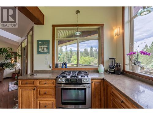 250 1St Avenue, Christina Lake, BC - Indoor Photo Showing Kitchen